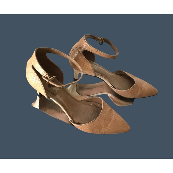 Clarks- Women's Tan Pointed Toe Ankle Strap Heels Size 9 - Picture 6 of 10